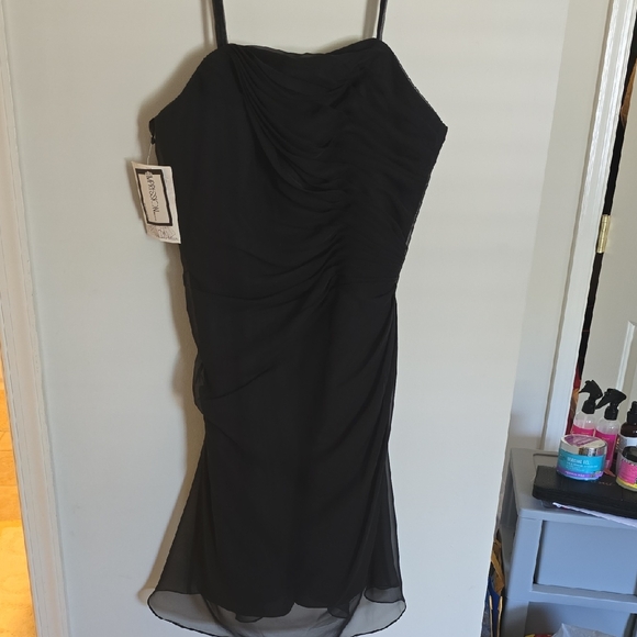 Elegant Strapless Black Dress - Picture 1 of 3